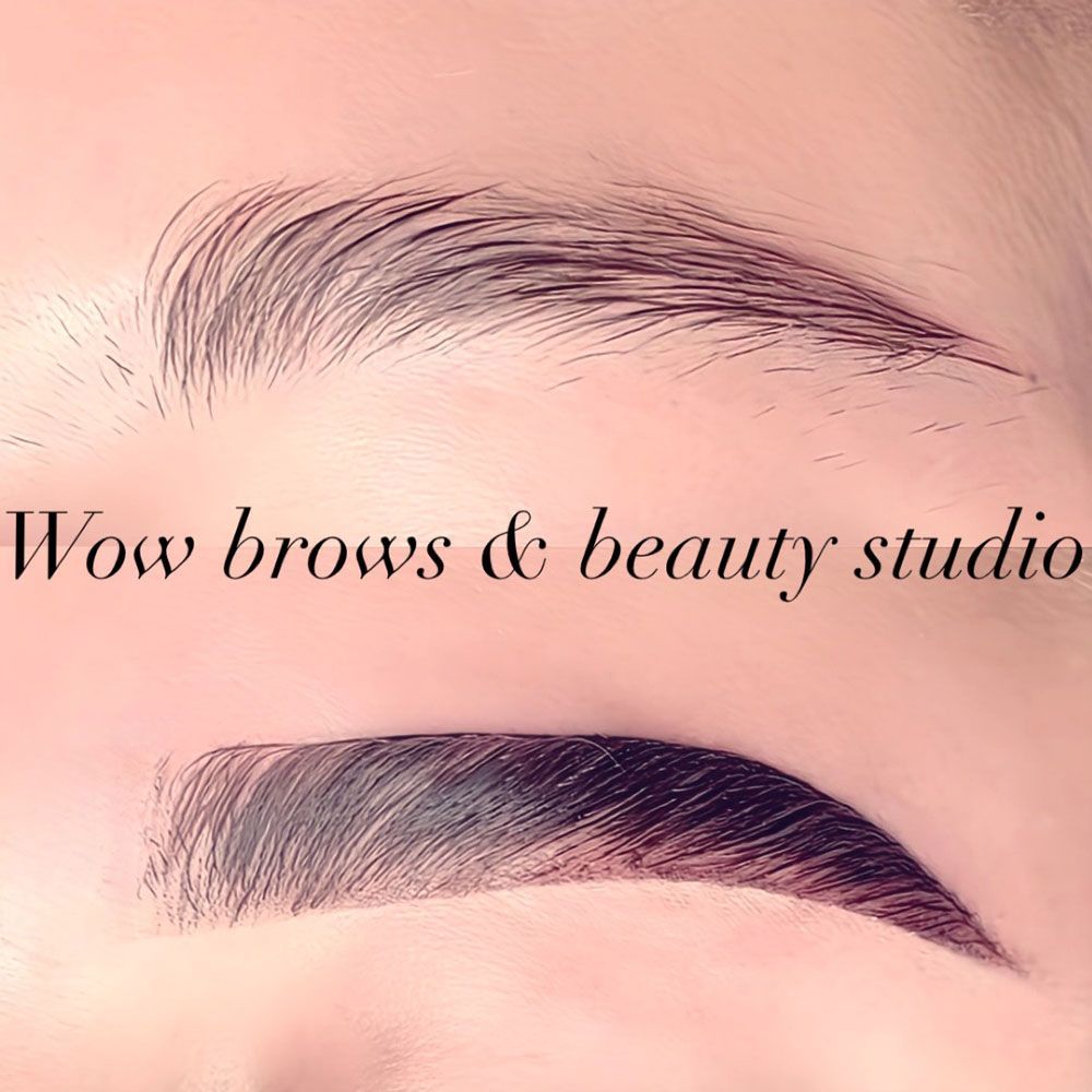 Zwei sorgfältig geformte Augenbrauen, mit dem Studionamen „Wow Brows & Beauty Studio“.