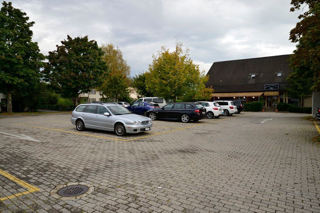 Der Parkplatz vor dem Restaurant mit viel Platz.