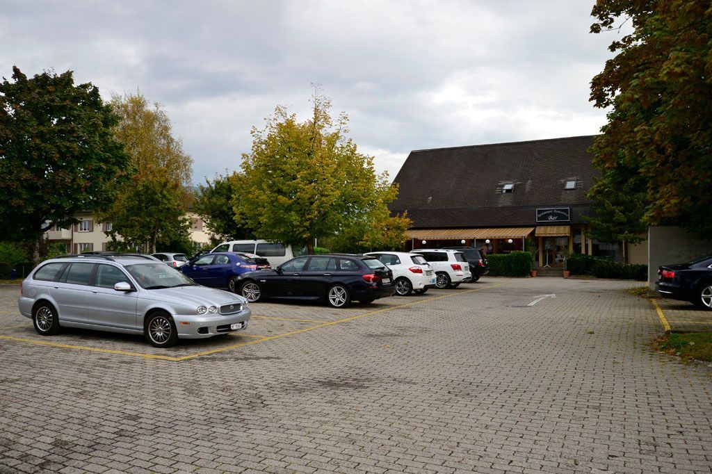 Der Parkplatz vor dem Restaurant mit viel Platz.