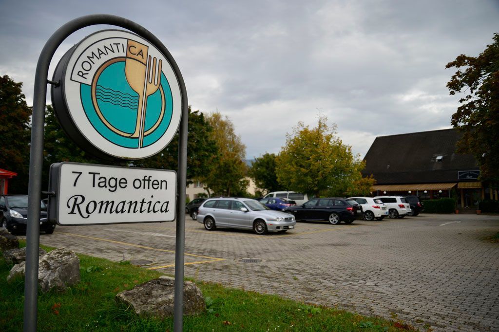 Der Parkplatz vor dem Restaurant mit viel Platz.