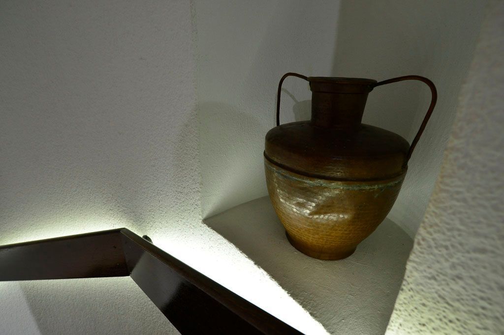 Treppe mit Dekoration.