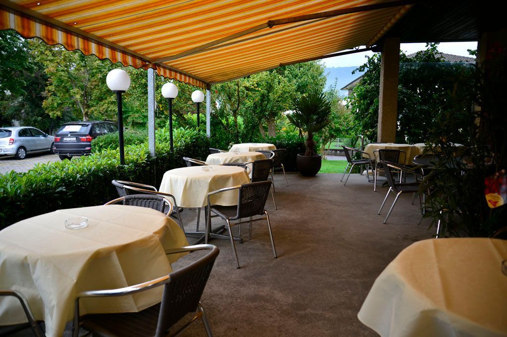 Terrasse mit tropischen Pflanzen vor dem Restaurant.