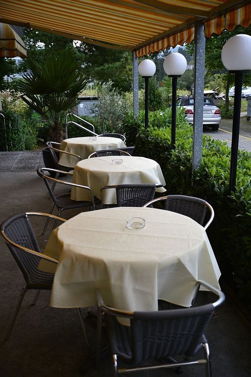 Terrasse mit tropischen Pflanzen vor dem Restaurant.