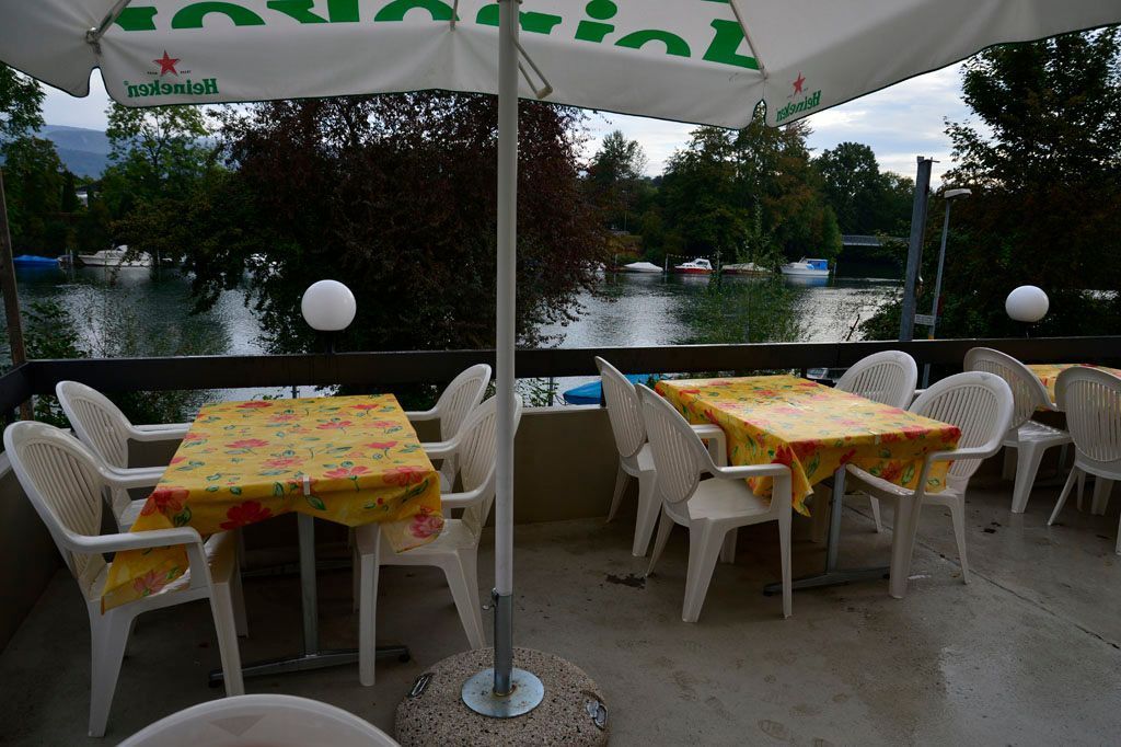 Die Terrasse mit Blick auf die Aare.