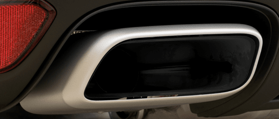 Um close do cano de escapamento de um carro.