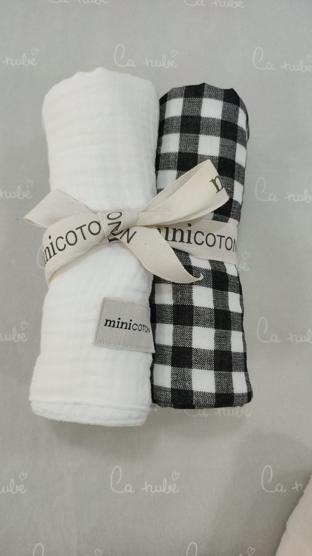 Dos toallas están apiladas una encima de otra sobre una mesa.