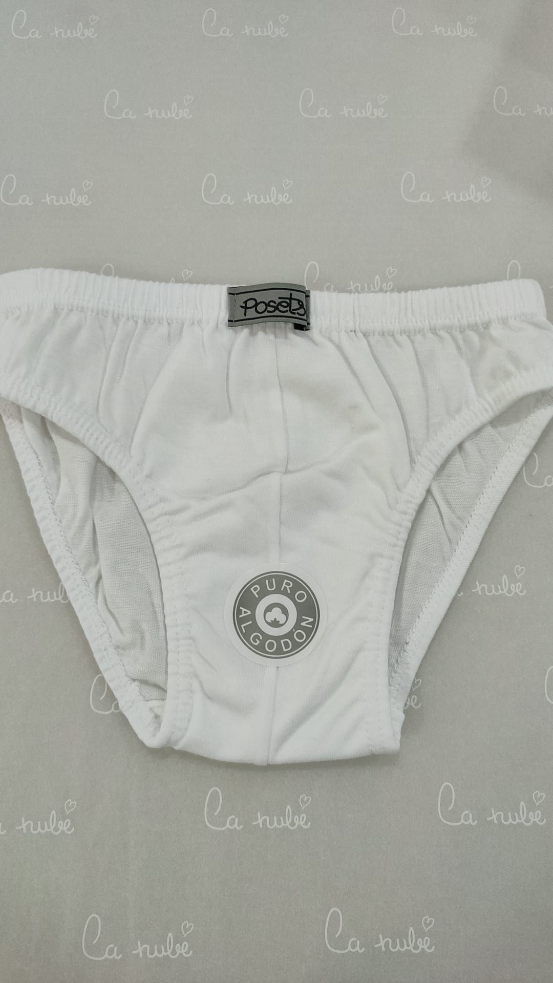 Un par de ropa interior blanca está sobre una mesa.