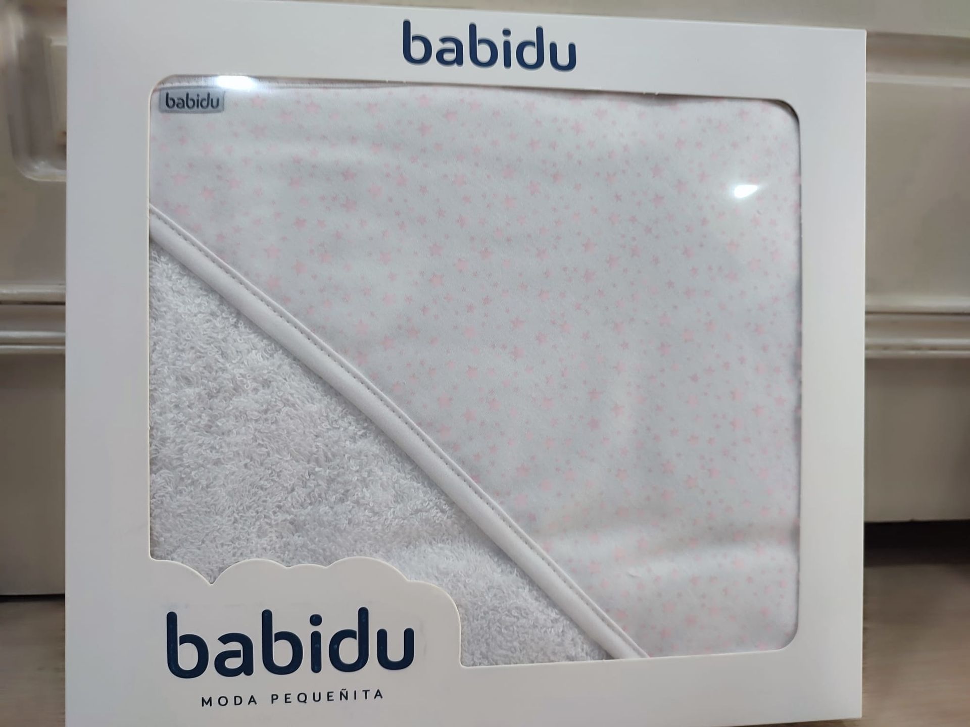 Una toalla blanca en una caja que dice babidu