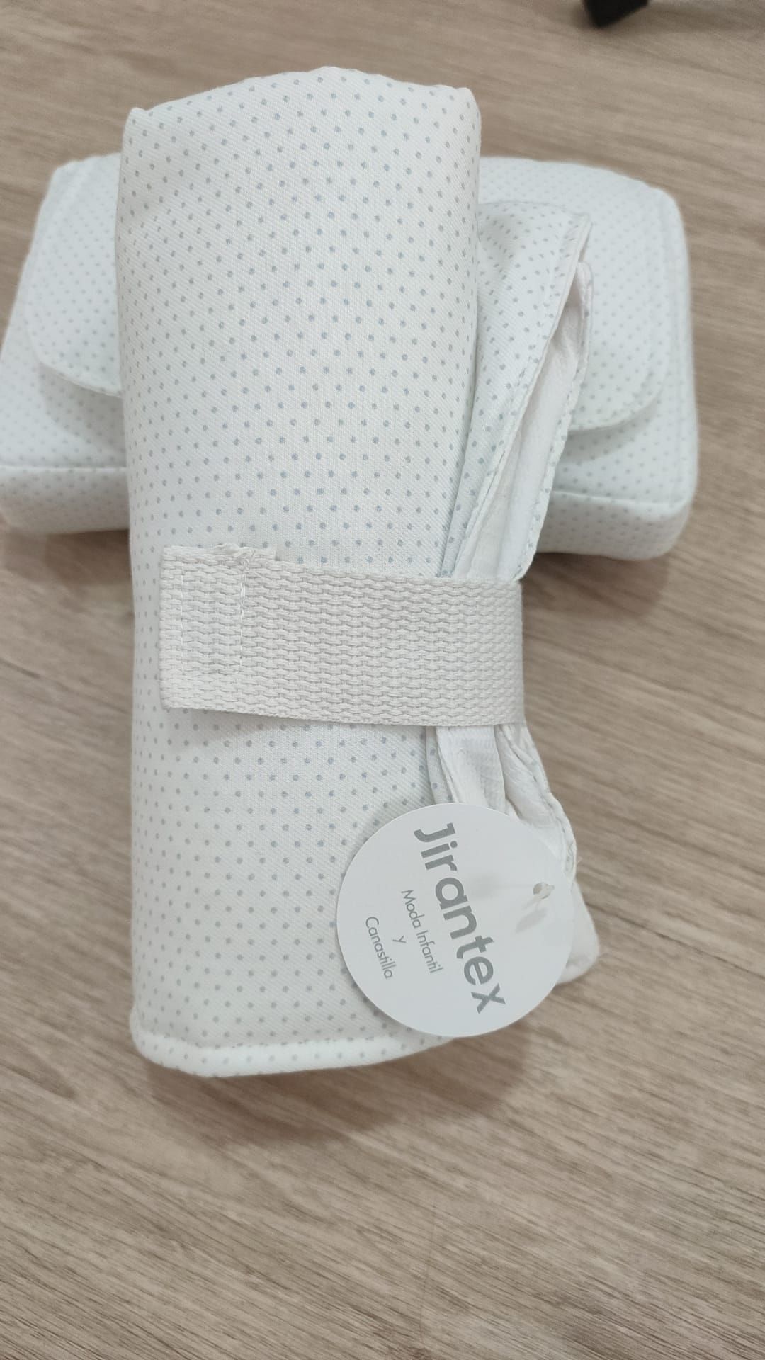 Un par de almohadas blancas colocadas encima de una mesa de madera.