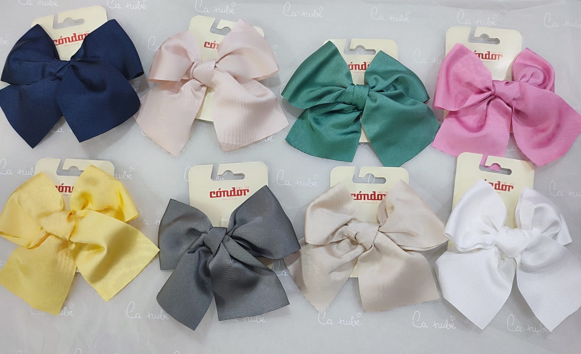 Un montón de moños para el pelo están sobre una mesa.