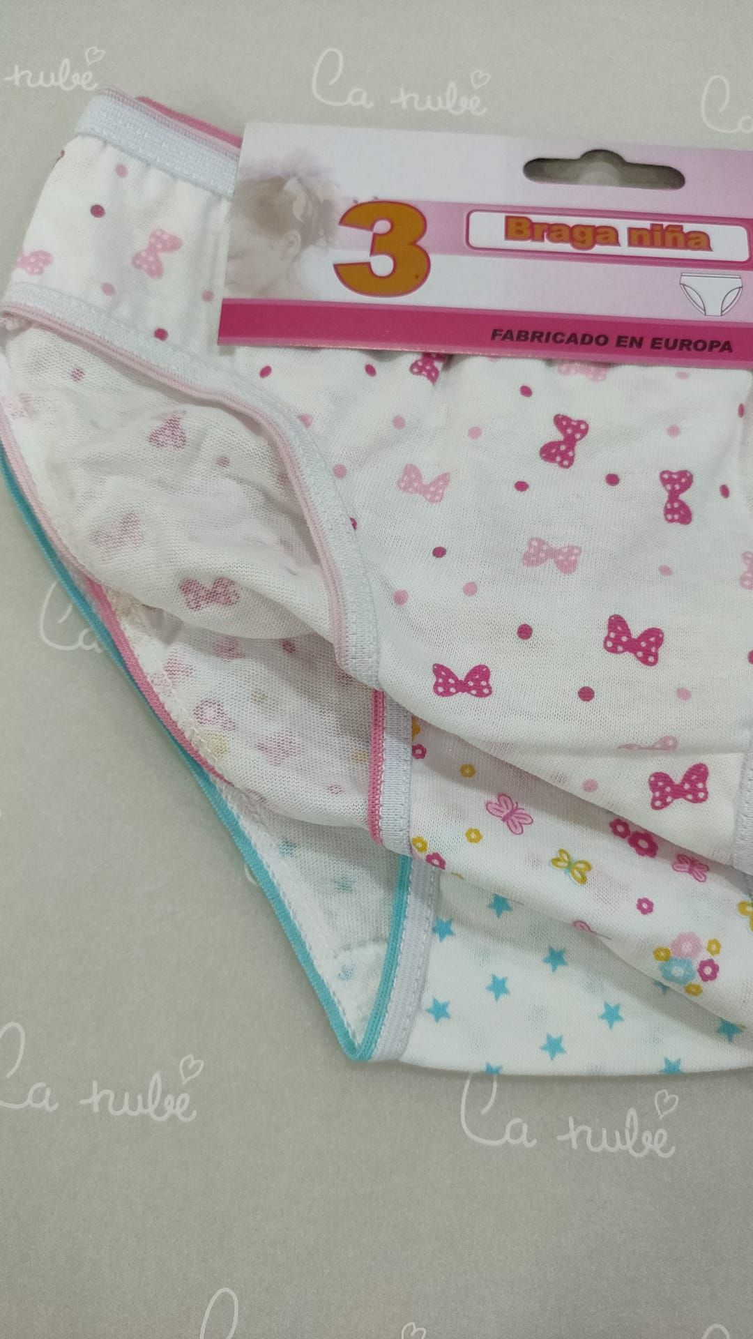 Tres pares de ropa interior están sobre una mesa.