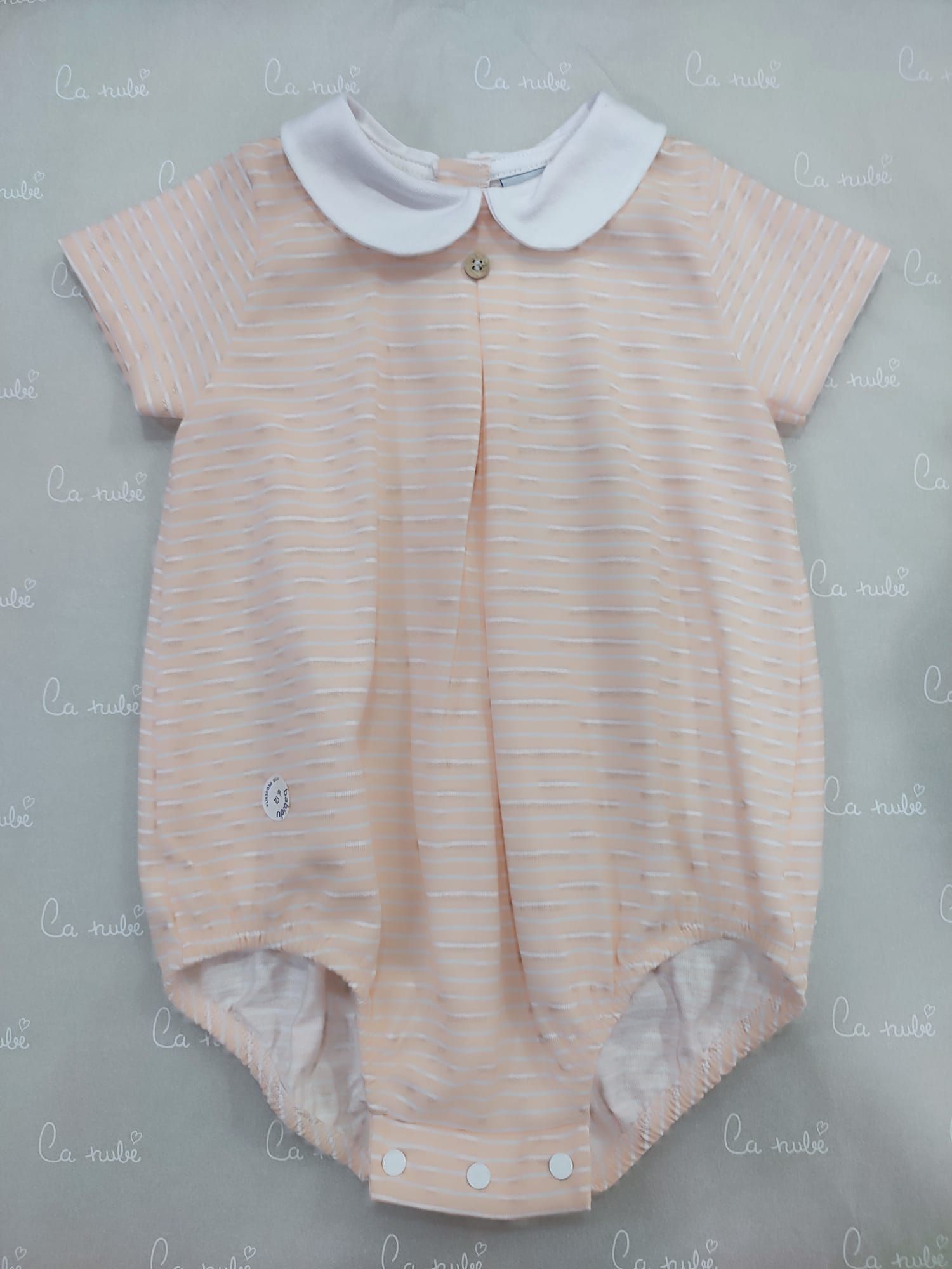 Un mono de bebé de rayas rosas y blancas con cuello blanco.