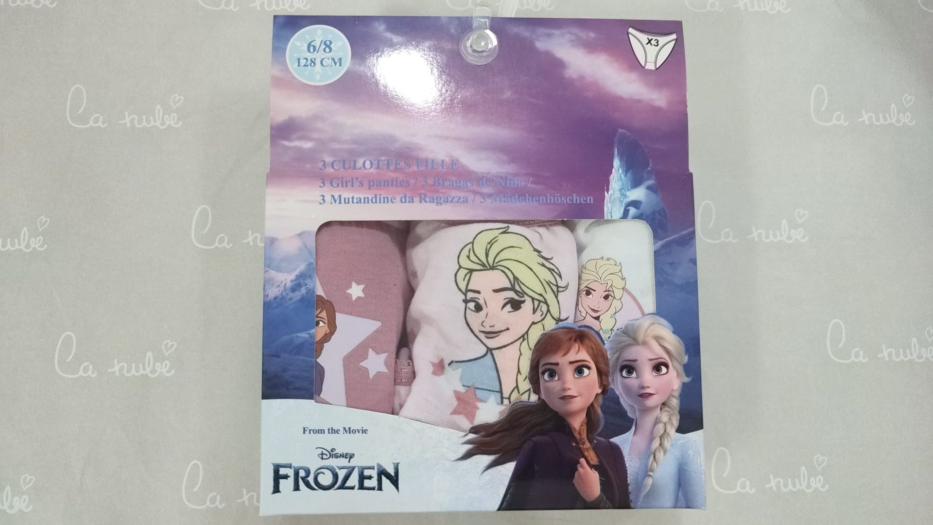 Una caja de ropa interior congelada está sobre una mesa.