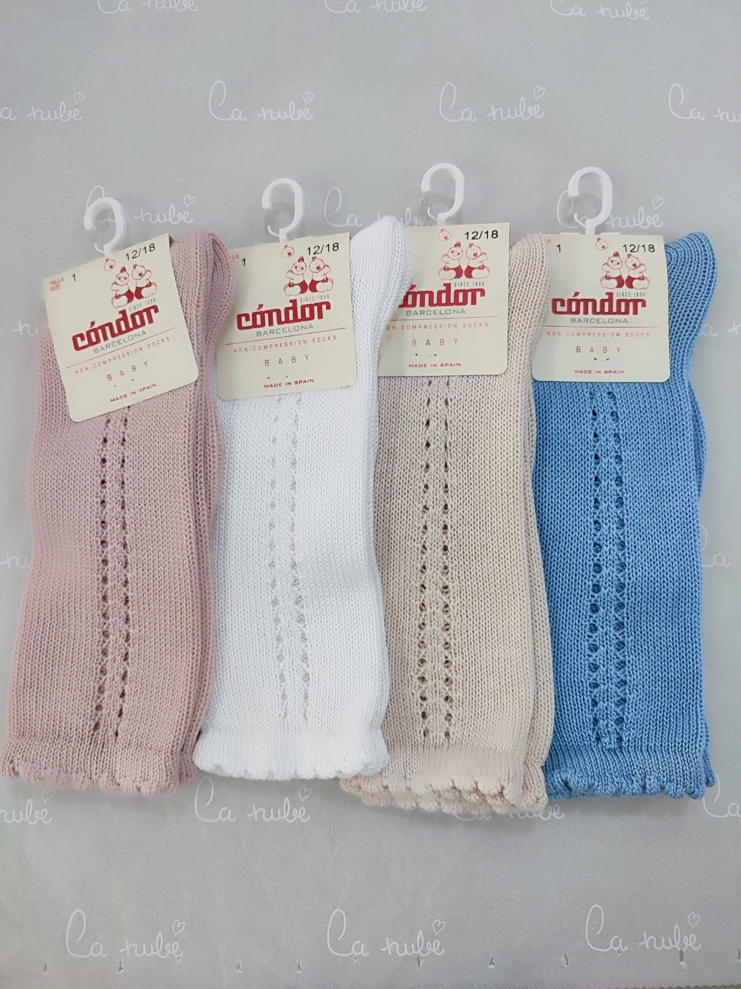 Un grupo de calcetines colgados en una percha sobre una mesa.