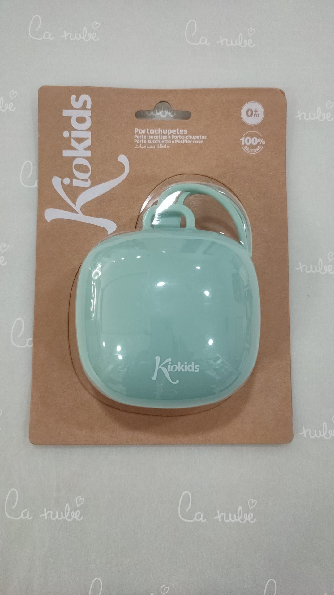 Un porta chupete está sobre una mesa dentro de un paquete.