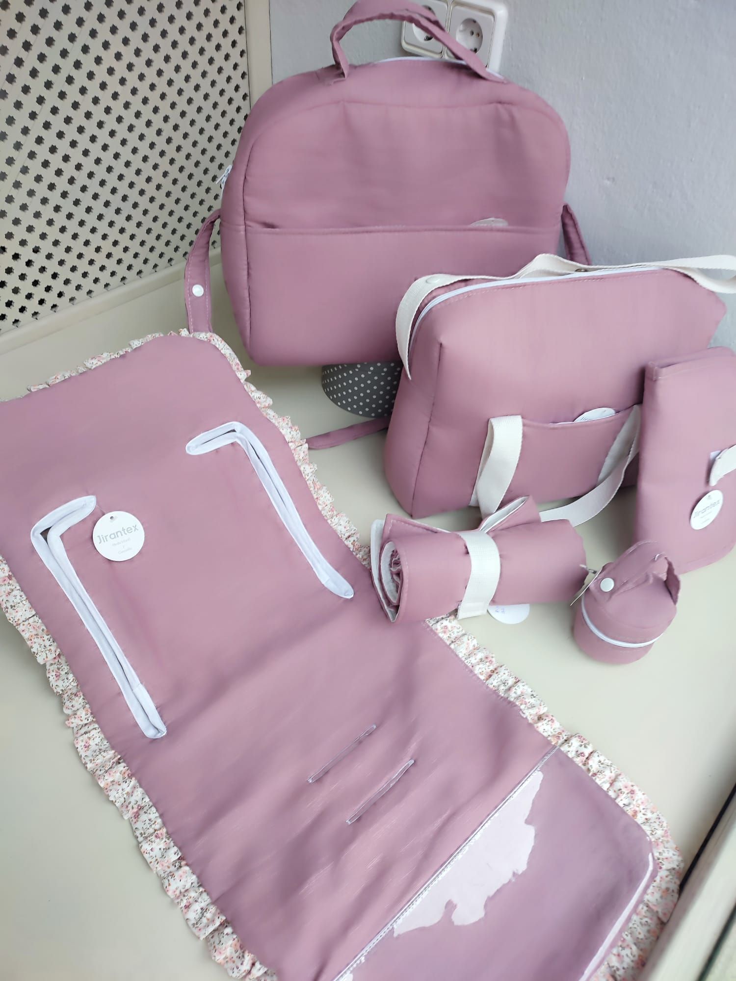 Un montón de bolsas rosas están sobre una mesa.