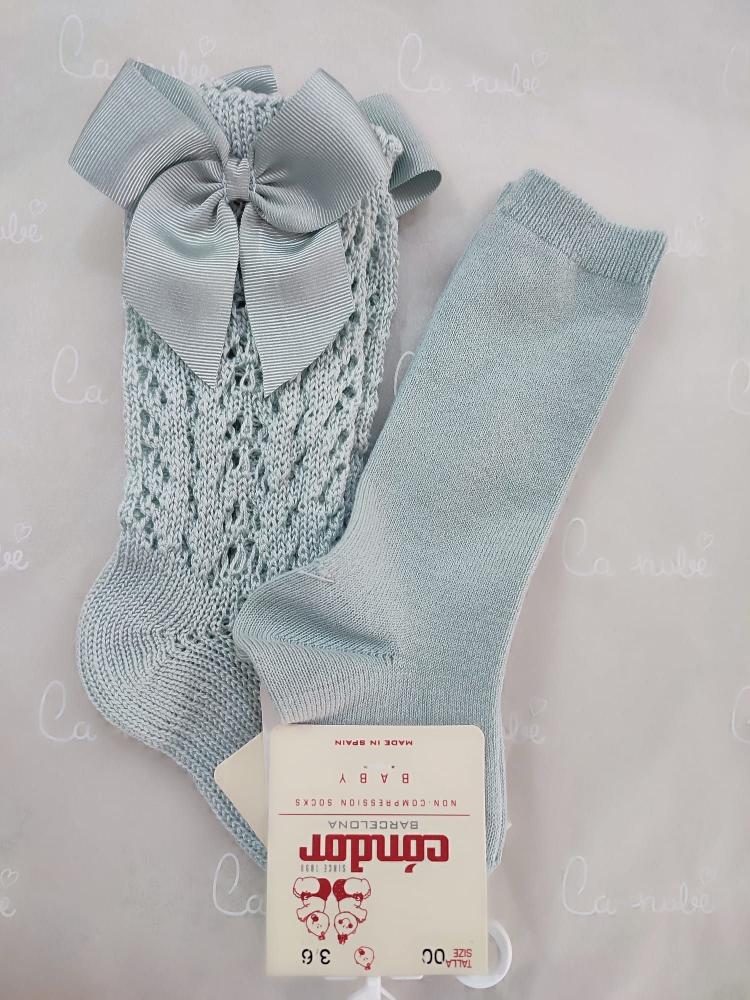 Un par de calcetines con un lazo.