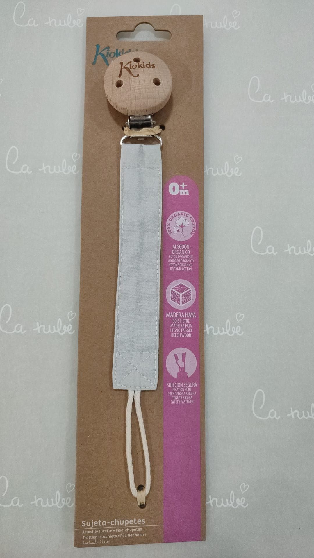 Un clip de chupete está encima de una caja de cartón.