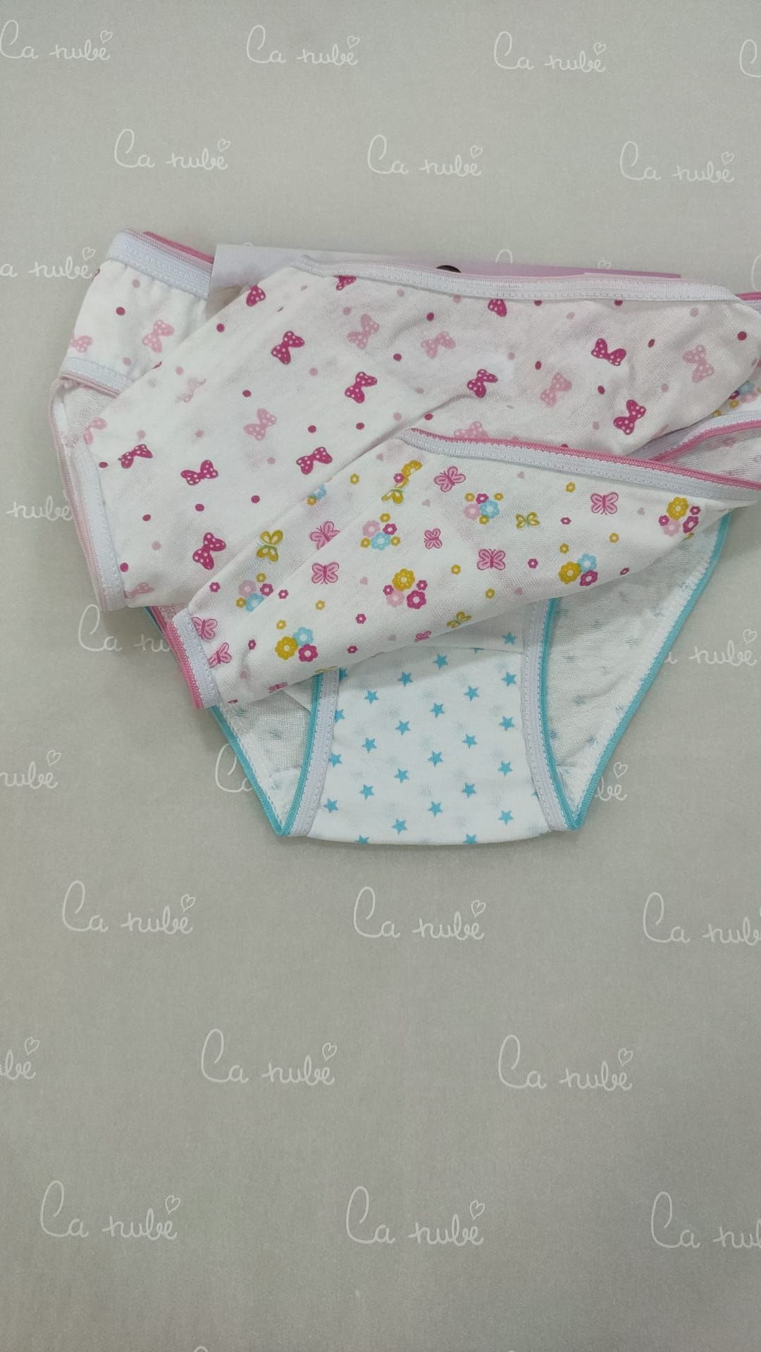 Un par de ropa interior con flores y lazos.