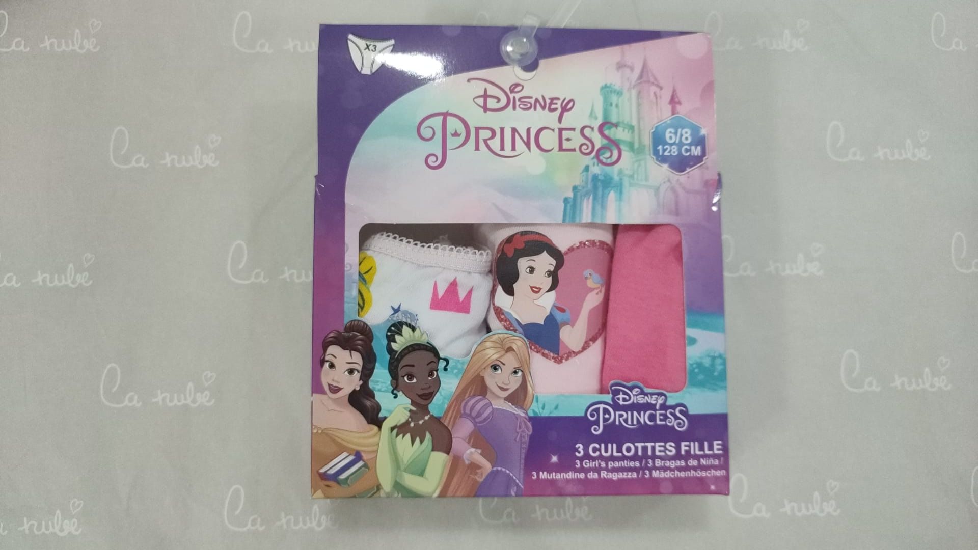 Una caja de ropa interior de princesas de Disney está sobre una mesa.