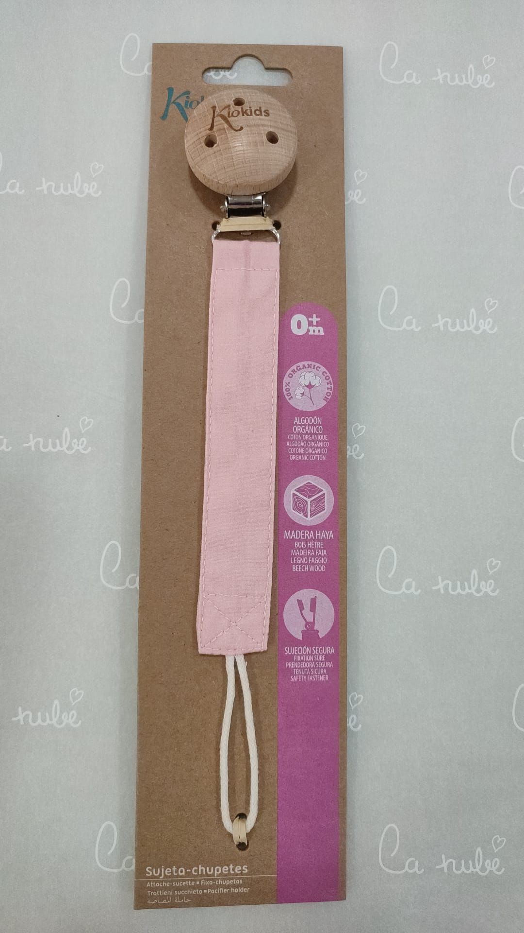 Hay un clip de chupete de color rosa en un paquete de cartón.