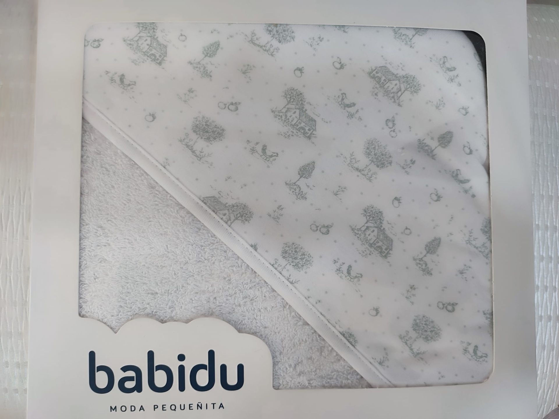 Una toalla de bebe en una caja que dice babidu