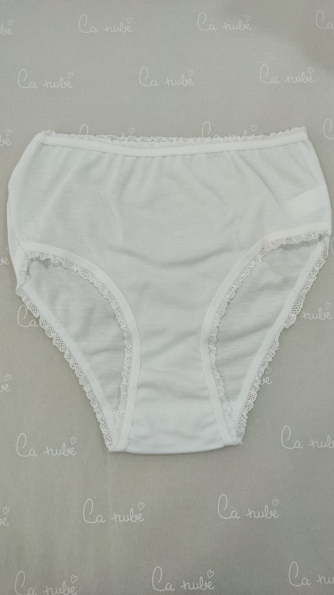 Un par de ropa interior blanca está sobre una mesa.