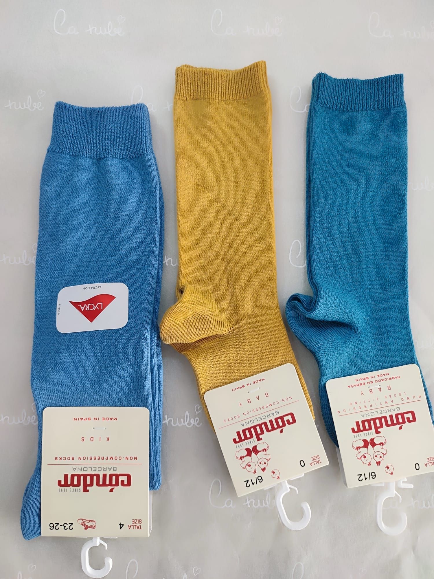 Tres pares de calcetines de cóndor están sobre una mesa.