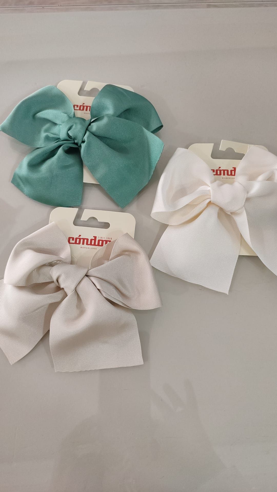 Hay tres moños para el pelo sobre una mesa.