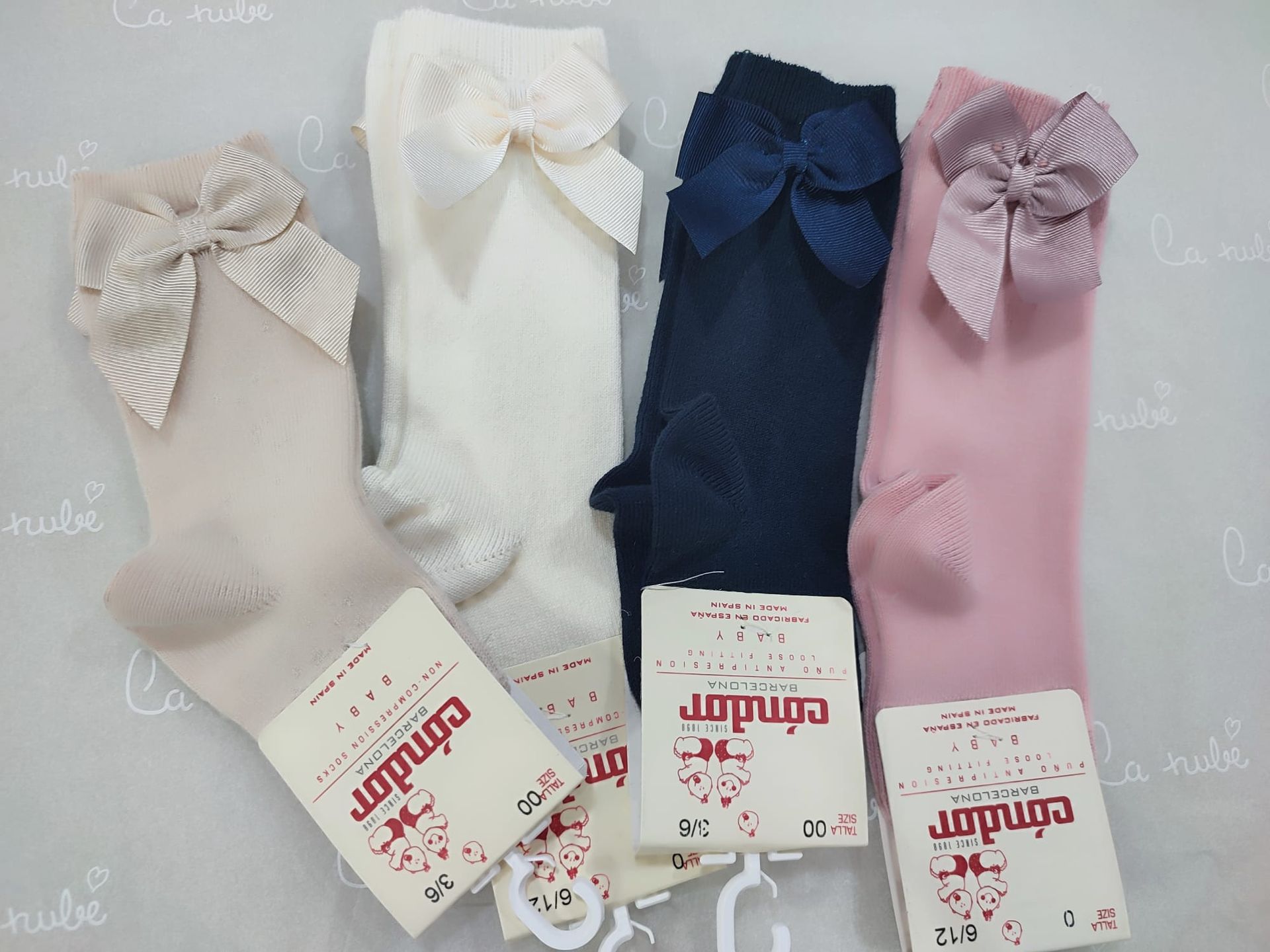 Cuatro pares de calcetines hasta la rodilla con lazos.