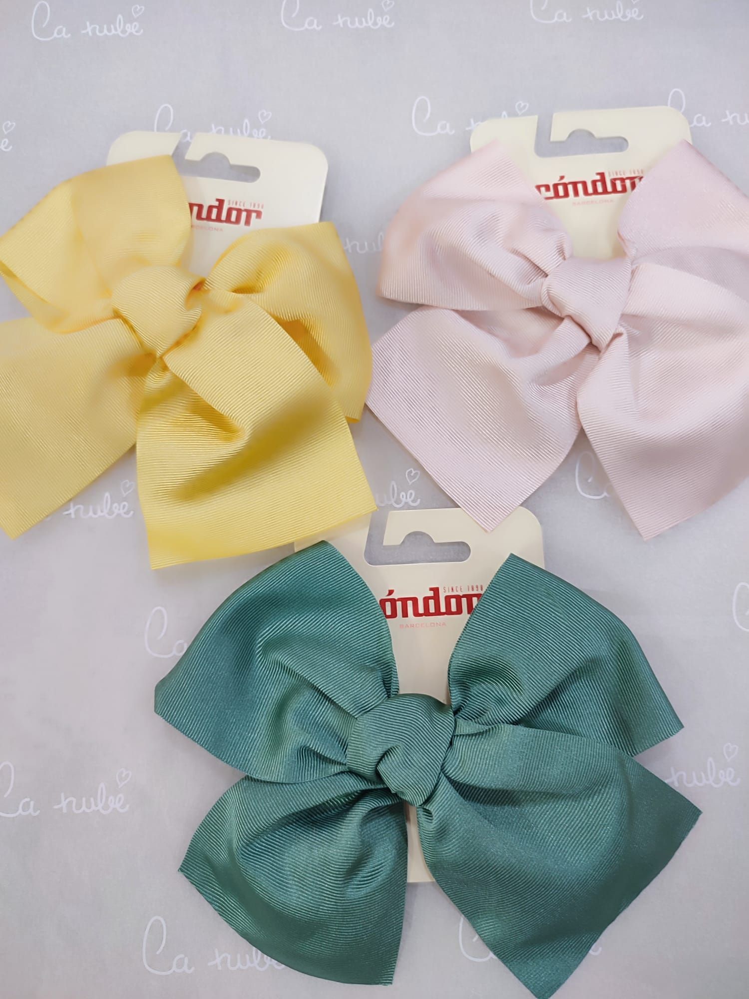 Tres arcos de diferentes colores están sobre una mesa.