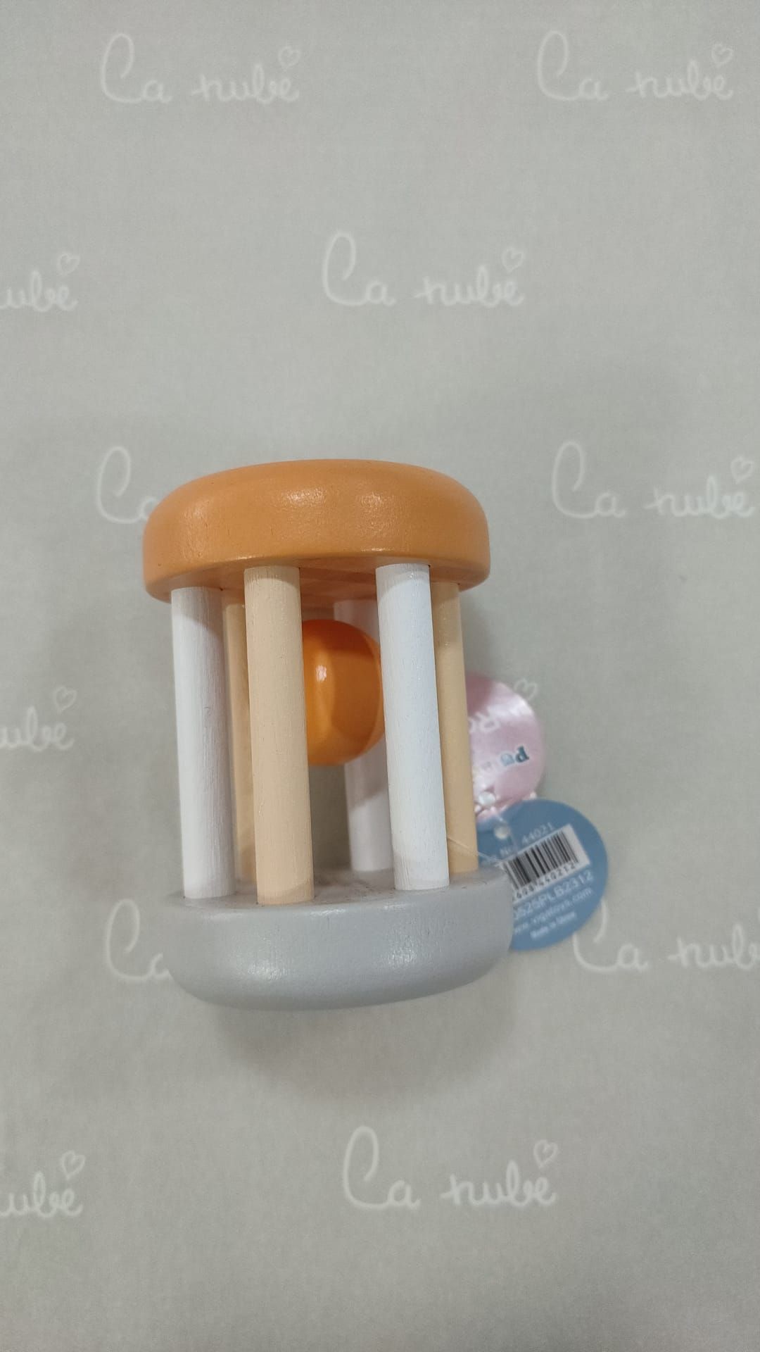 Un sonajero para bebé con una etiqueta que dice la nube