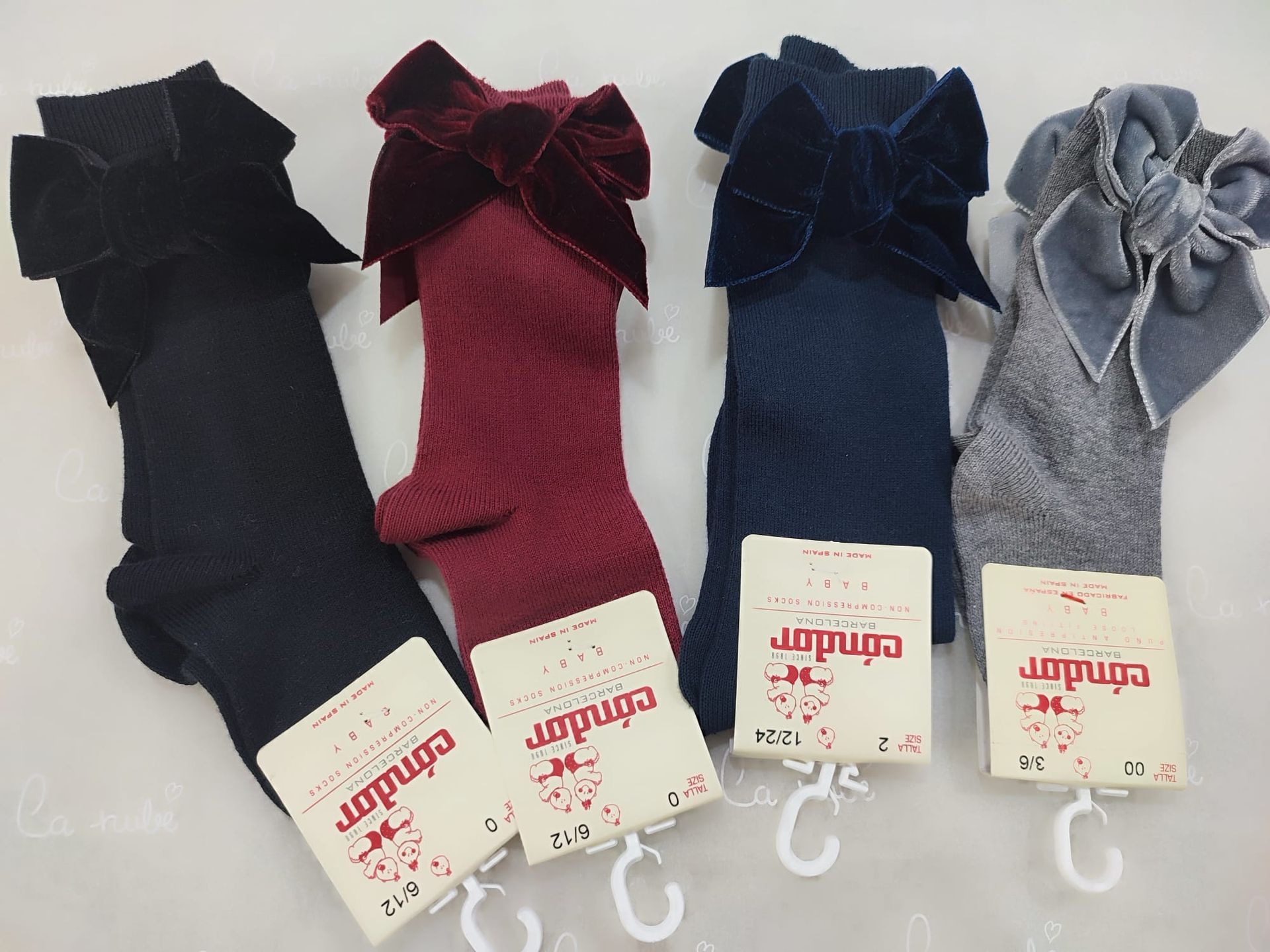 Cuatro pares de calcetines de cóndor con lazos.