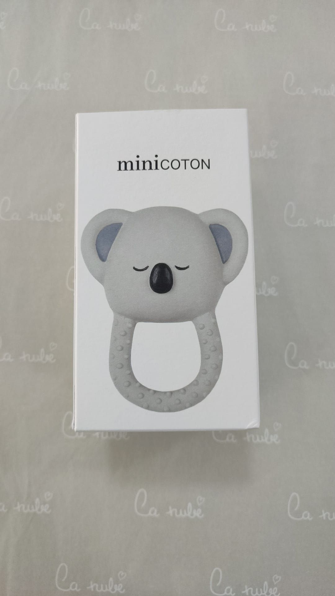 Hay un anillo de dentición de koala en una caja sobre una mesa.