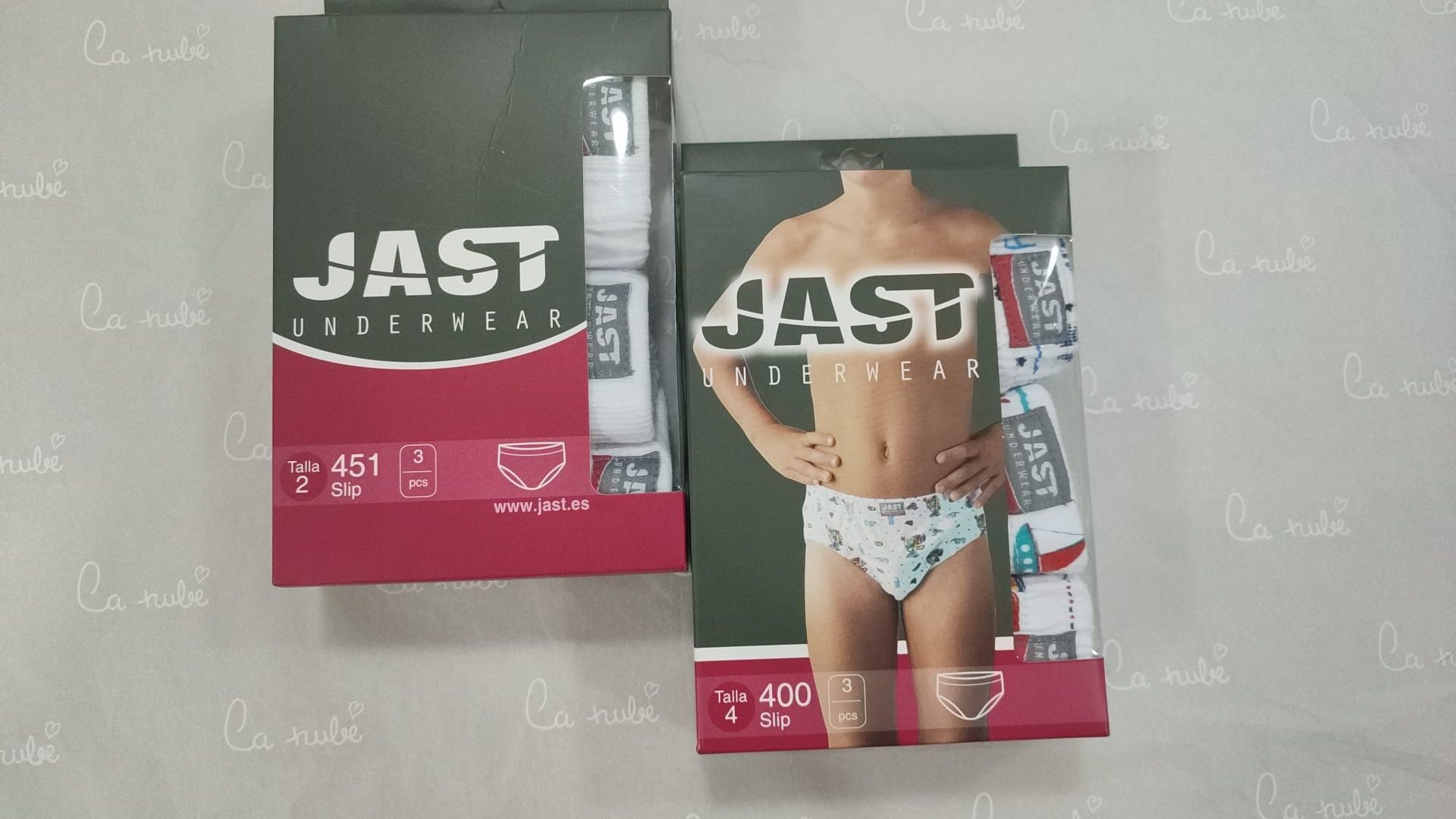 Dos cajas de ropa interior jast están sobre una mesa.