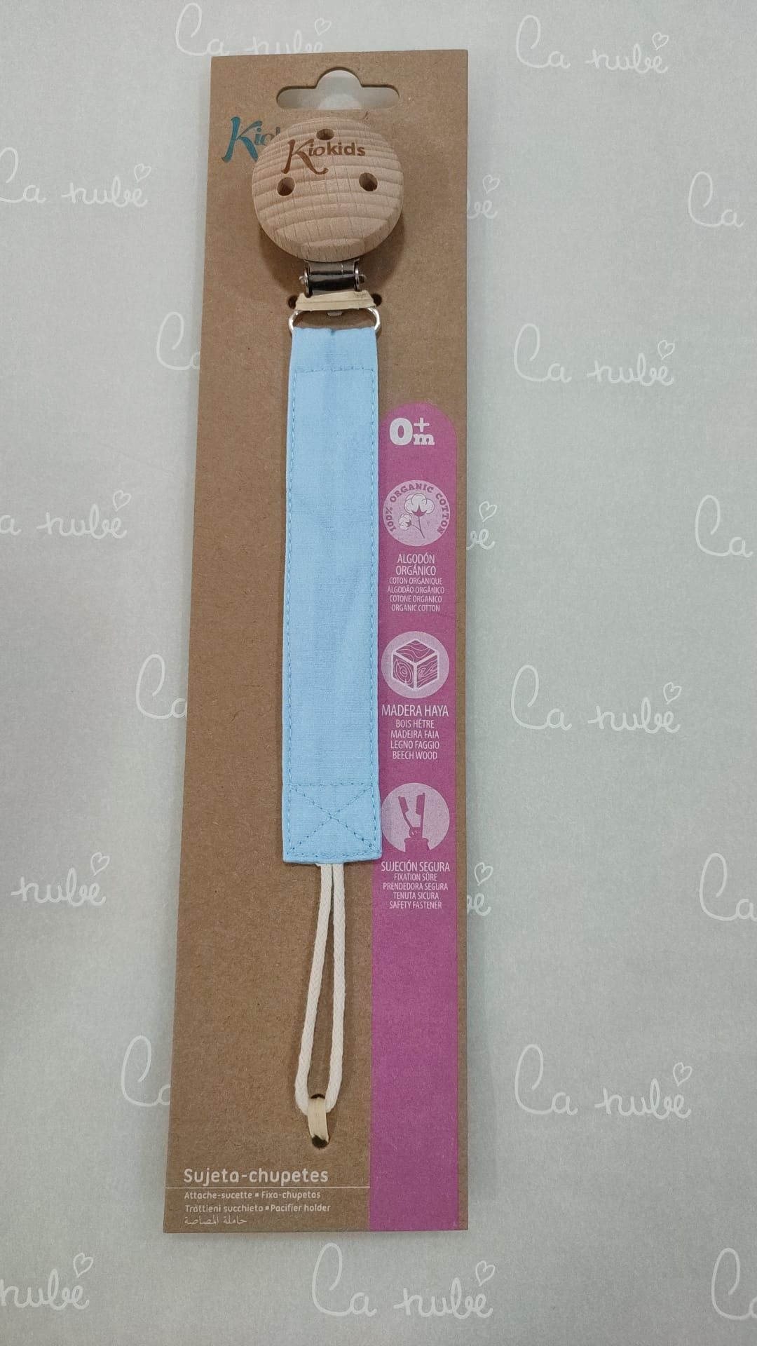 Un clip de chupete está encima de una caja de cartón sobre una mesa.