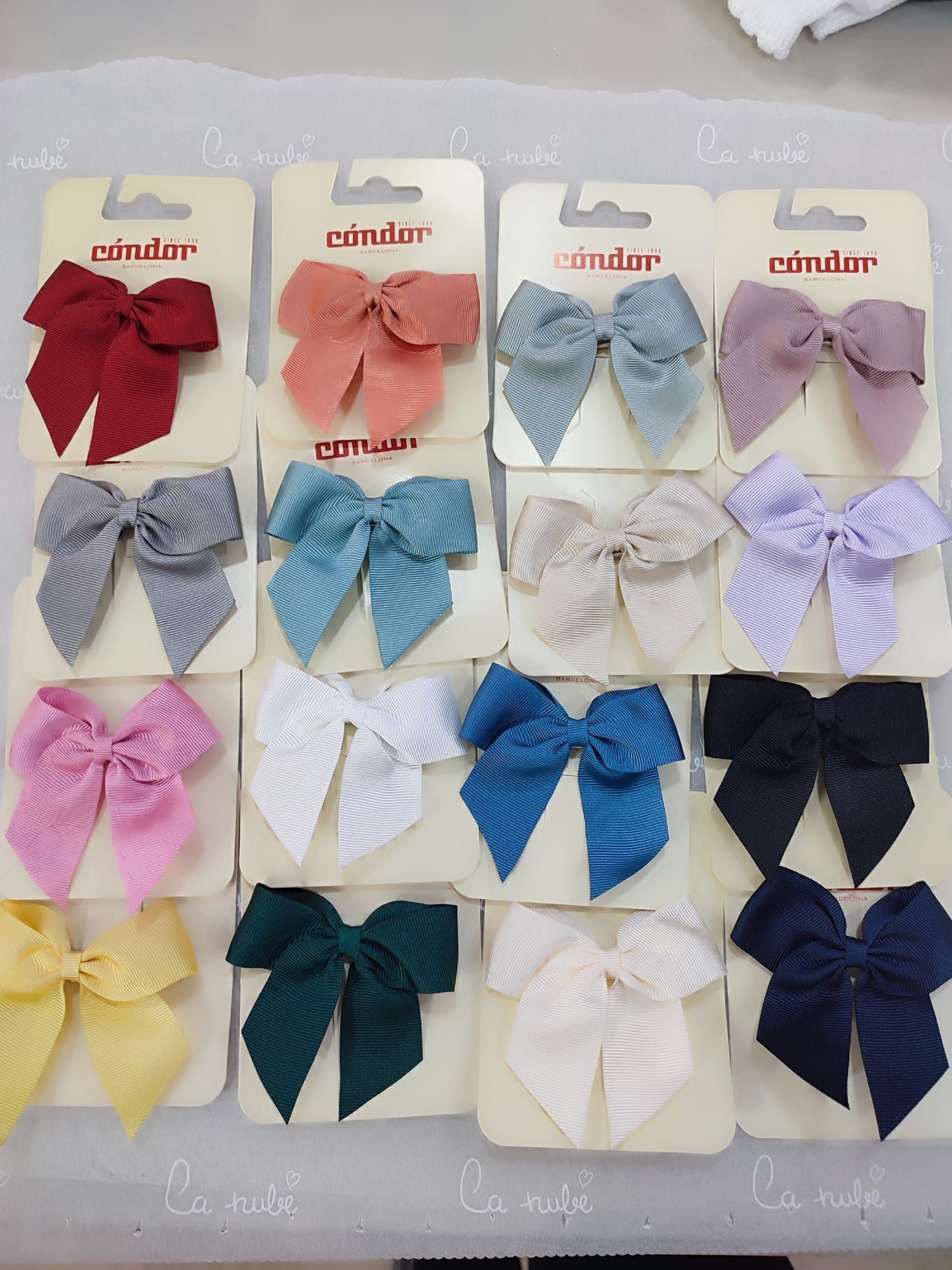 Un montón de moños para el pelo están sobre una mesa.