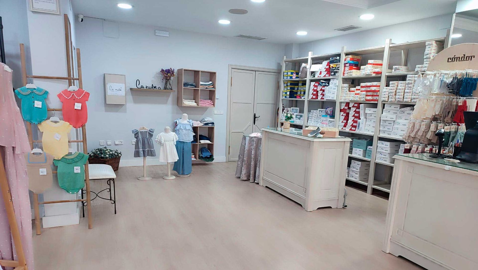 Una tienda llena de muchos estantes y ropa en exhibición.