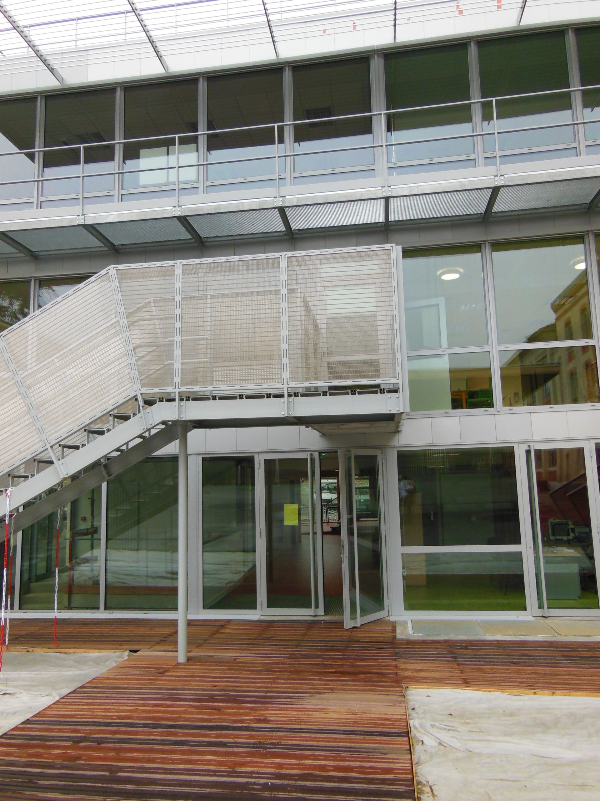 escalier extérieur blanc