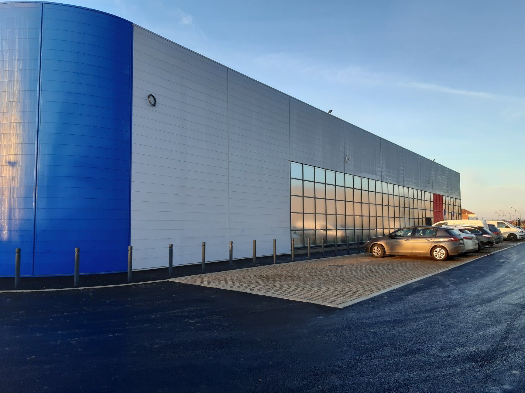 mur rideau sur un bâtiment d'entreprise