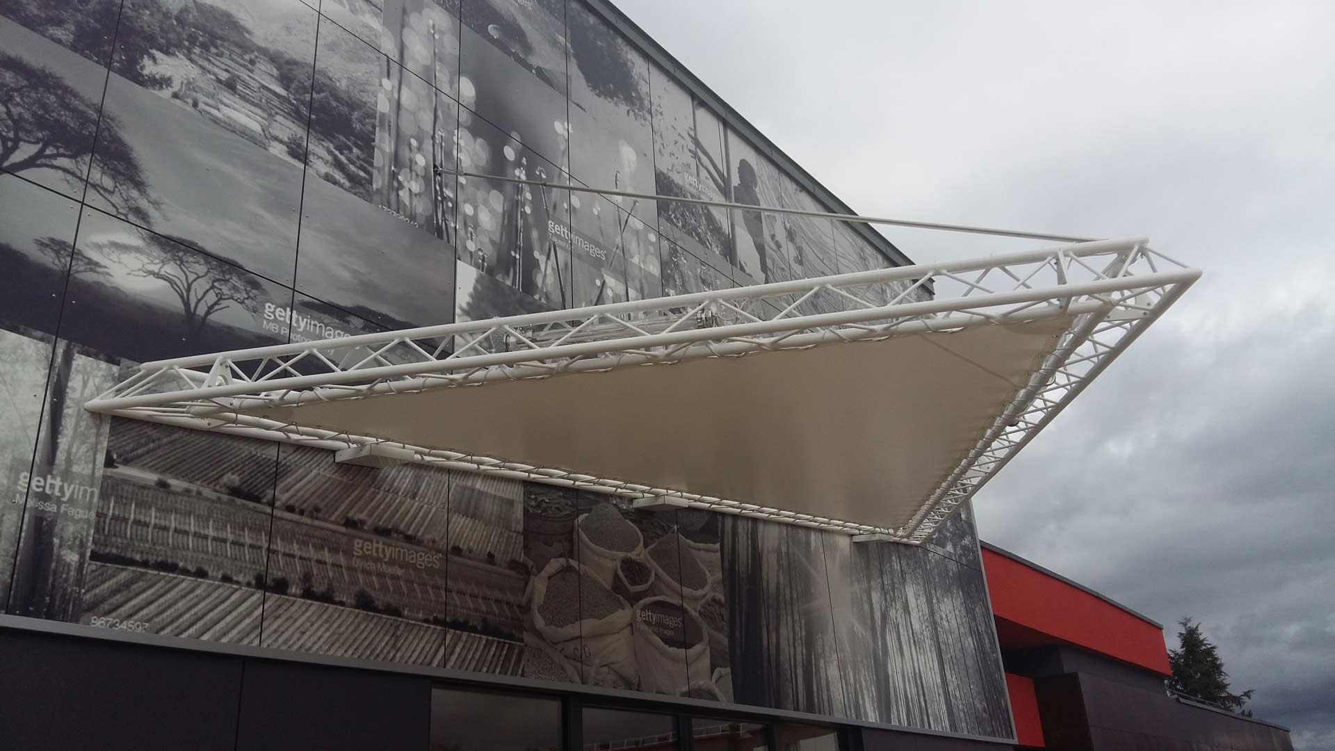 structure en métal pour protéger une entrée