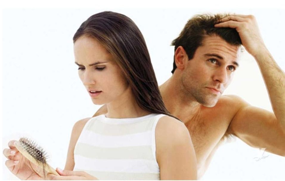 Un hombre y una mujer están parados uno al lado del otro mirándose el cabello.