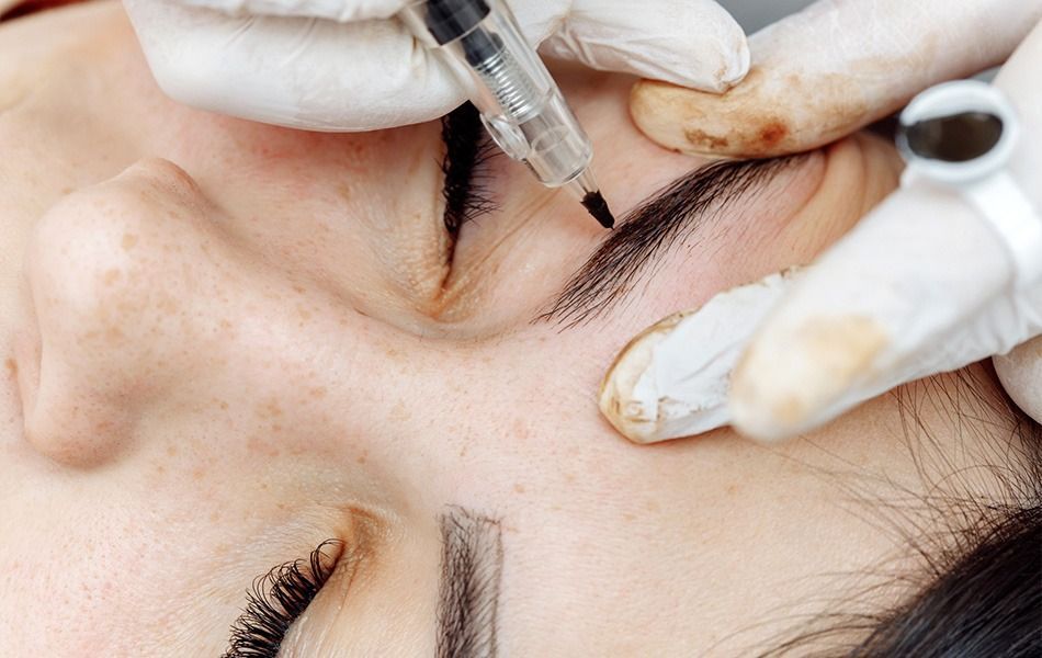 Una mujer se está maquillando permanentemente las cejas.
