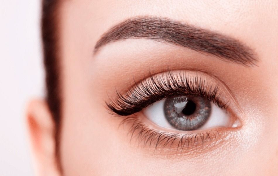 Un primer plano del ojo de una mujer con pestañas largas.