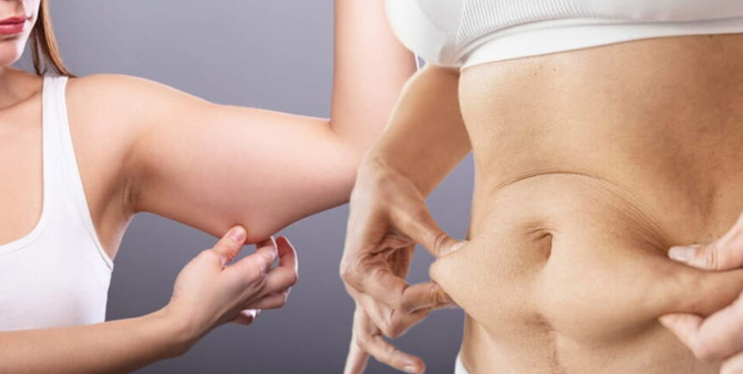 Una mujer se mide los brazos y la cintura.