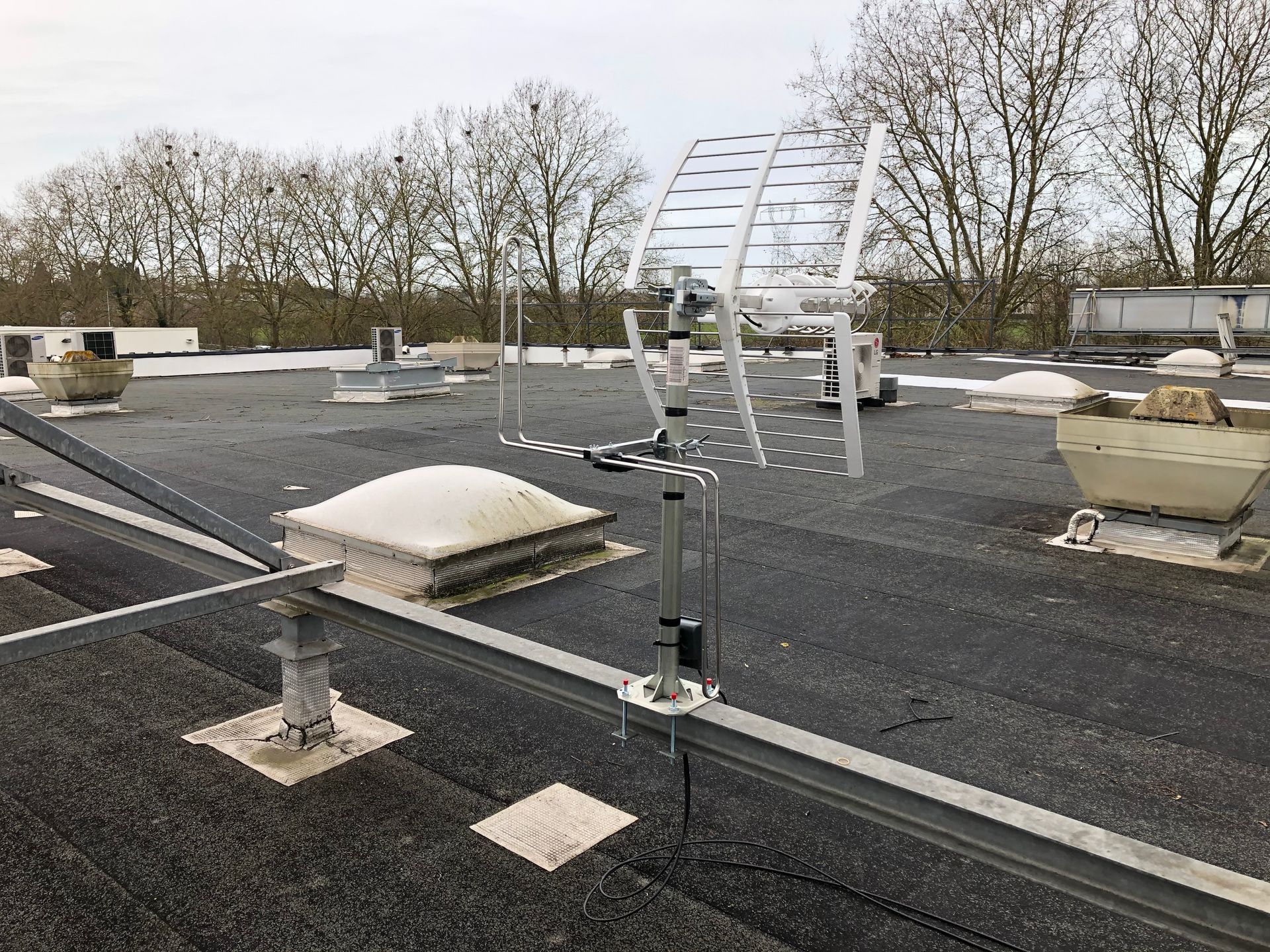 Antenne sur toit plat