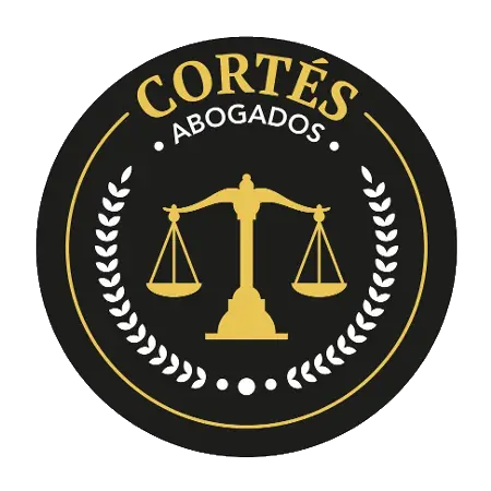 Logotipo para Cort&eacute;s Abogados, que presenta una balanza dorada dentro de un dise&ntilde;o circular negro y dorado.