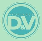 Logo circular turquesa de &ldquo;ASOCIADOS D&V&rdquo; en letras blancas.