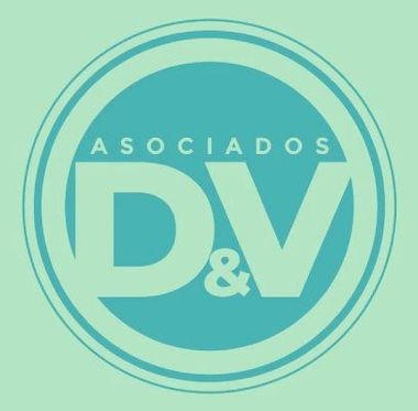 Logo circular turquesa de &ldquo;ASOCIADOS D&V&rdquo; en letras blancas.