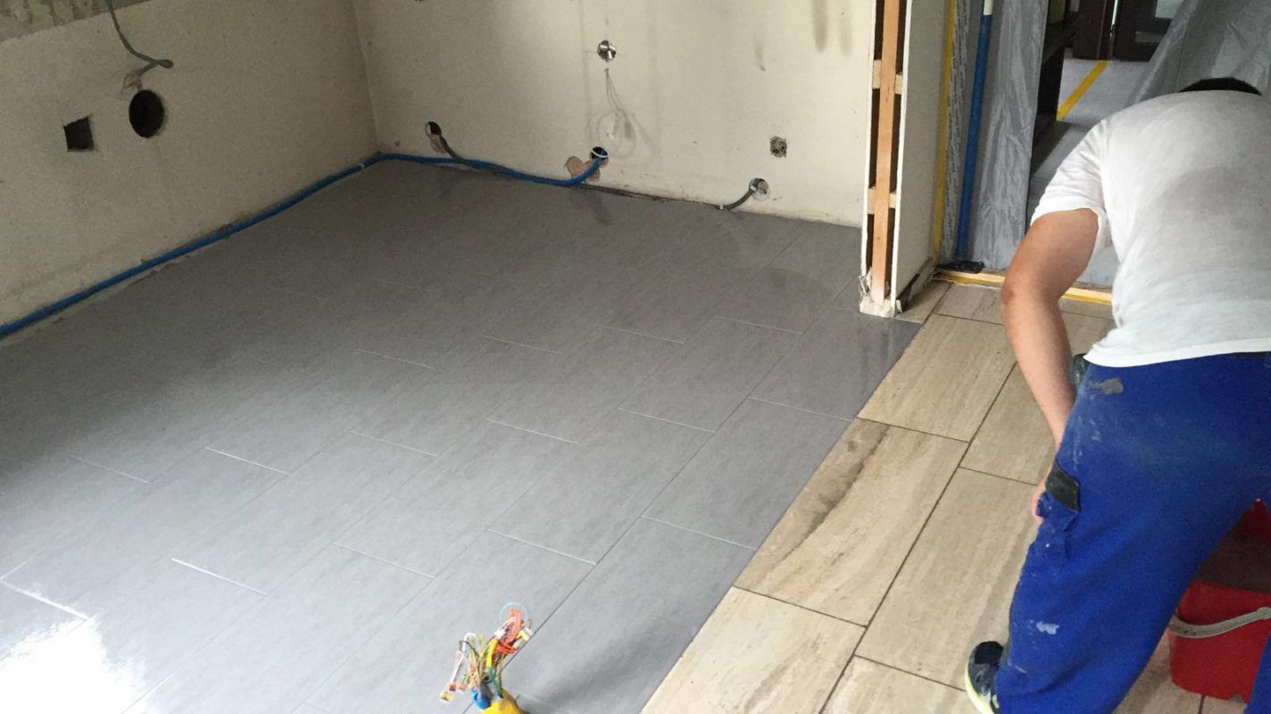 Wenn Sie einen Partner für Umbauten jeglicher Art suchen, wenden Sie sich an uns, die GT Bauservice GmbH mit Sitz in Muttenz. Unsere erfahrenen Kundenmaurer und Gipser stehen Ihnen bei allen Bauvorhaben zur Seite, einschließlich der Renovierung und Gestaltung von Badezimmern. Wir sind in Muttenz, Pratteln, Liestal und der gesamten Region Basel für Sie da. Kontaktieren Sie uns für einen Termin.